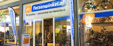 Webwinkeliers onderzoeken fysieke winkels. Een ruimte in een winkelcentrum is vaak geschikter dan solitair op een perifere plek.